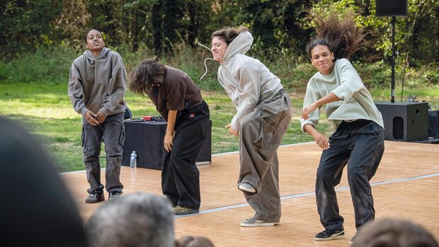 Sandrine Lescourant et ses danseuses