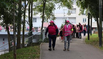 Marche rose à travers la ville de Tremblay-en-France.