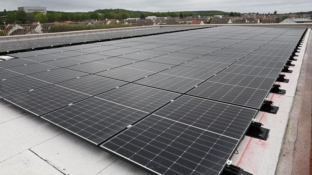 Les panneaux photovoltaïques installés sur le toit de l'école Simone-Veil.