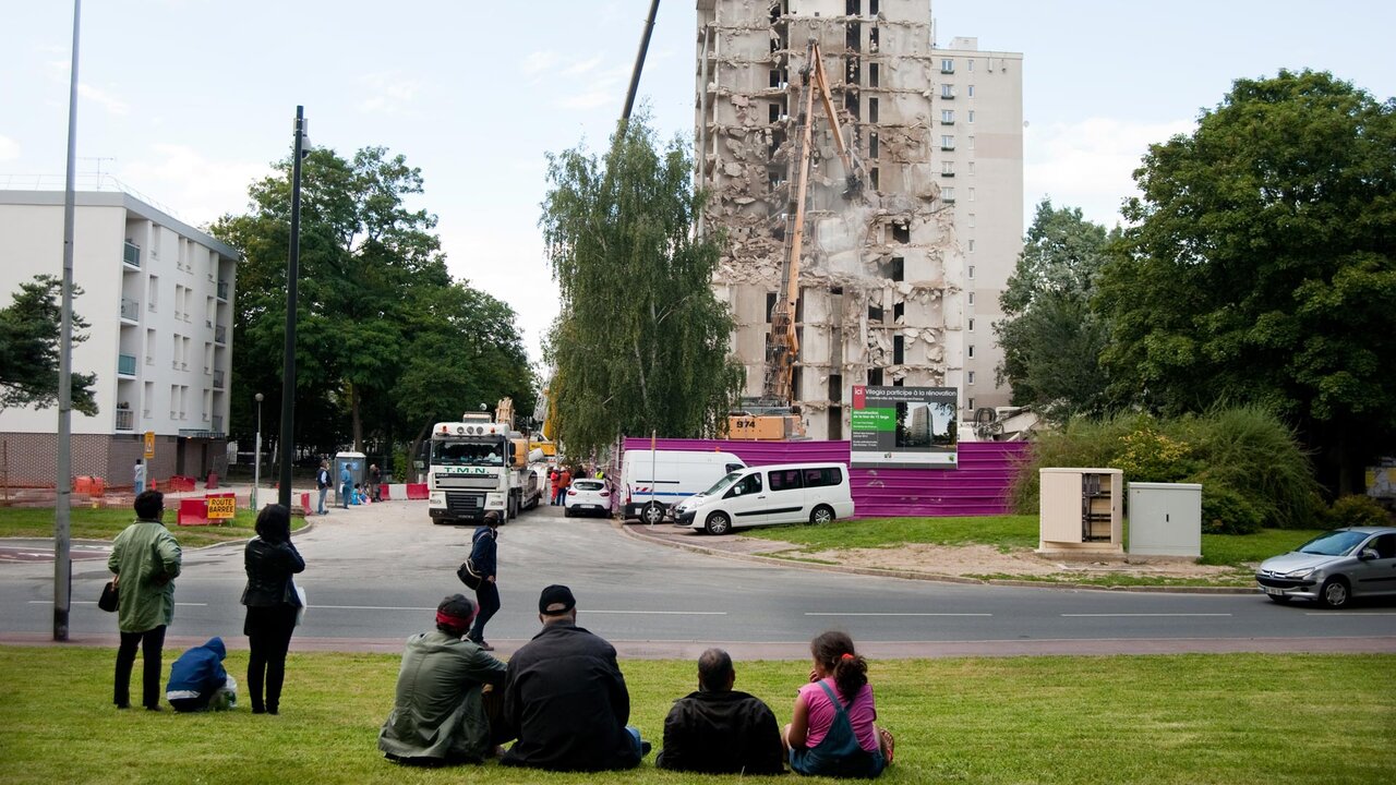 Démolition d'une tour de 13 étages,  soit 28 mètres de haut, au 11 rue Yves Farge