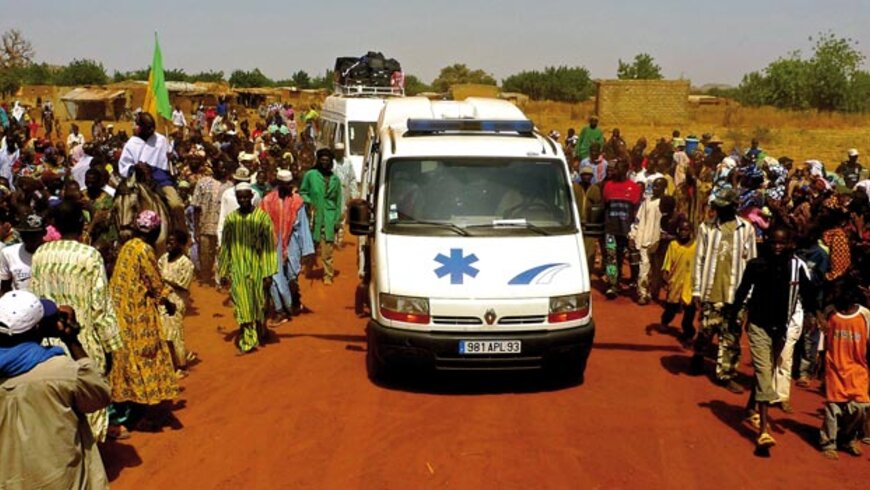 Livraison d’une ambulance au village de Fatao.