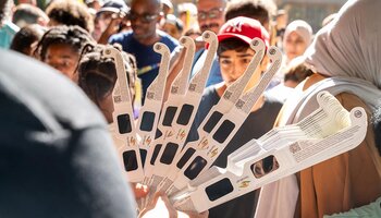 Distribution par la ville de lunette pour observer l'éclipse solaire