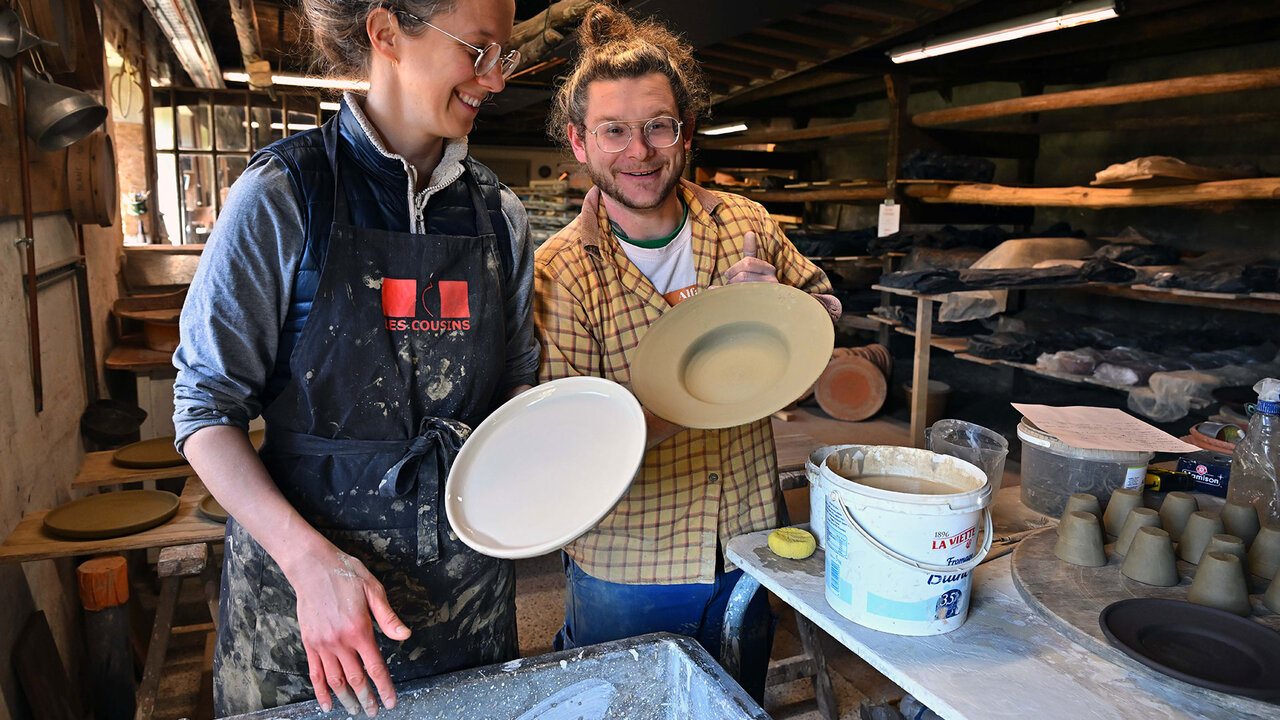 À Cliousclat, de jeunes potiers.