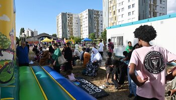 Animations à ciel ouvert devant l'espace Mikado