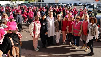 Marche rose à travers la ville de Tremblay-en-France.