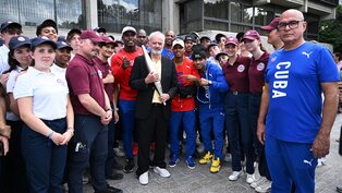 Le maire avec les jeunes du SNU et les boxeurs cubains