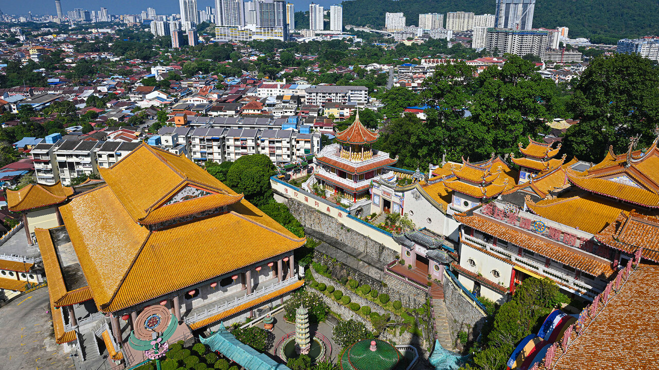 Les toits du temple dominent une ville en pleine expansion.