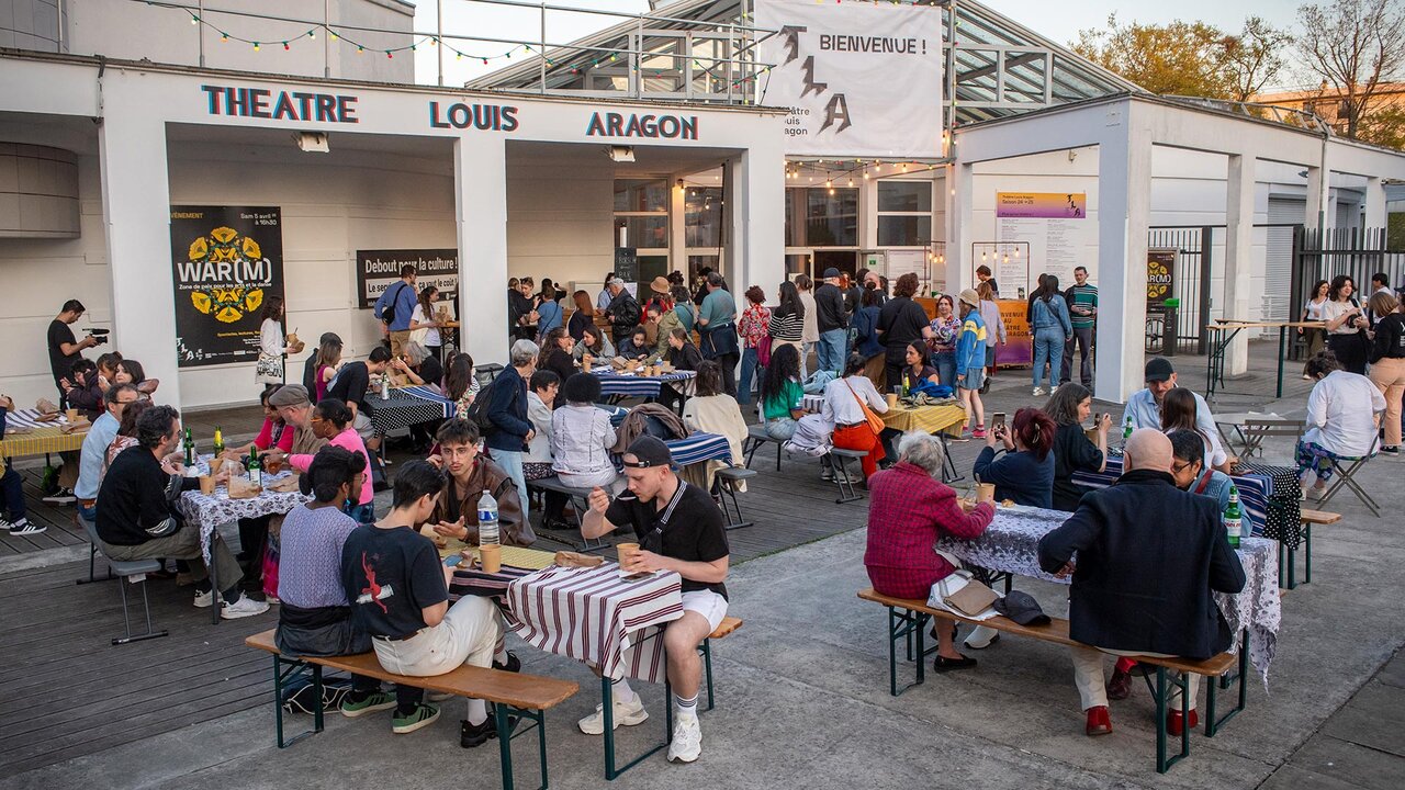 Le repas partagé devant le théâtre