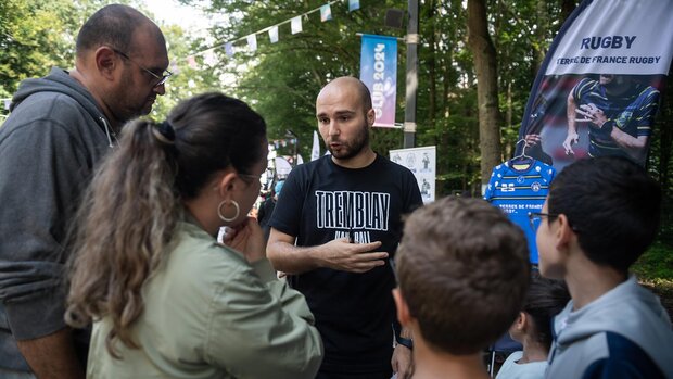Discussion avec un entraîneur du club de handball