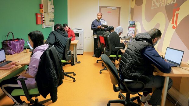 Jeunes à l'espace numérique