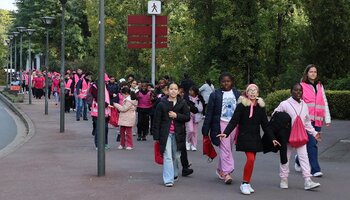 Marche rose à travers la ville de Tremblay-en-France.