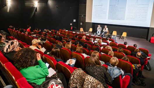 Un public attentif face aux intervenants sur la prévention à l'exploitation sexuelle des mineurs