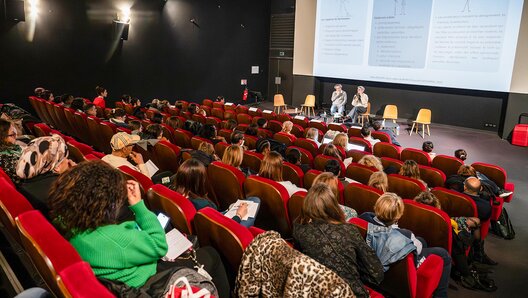 Photo de Un public attentif face aux intervenants sur la prévention à l'exploitation sexuelle des mineurs