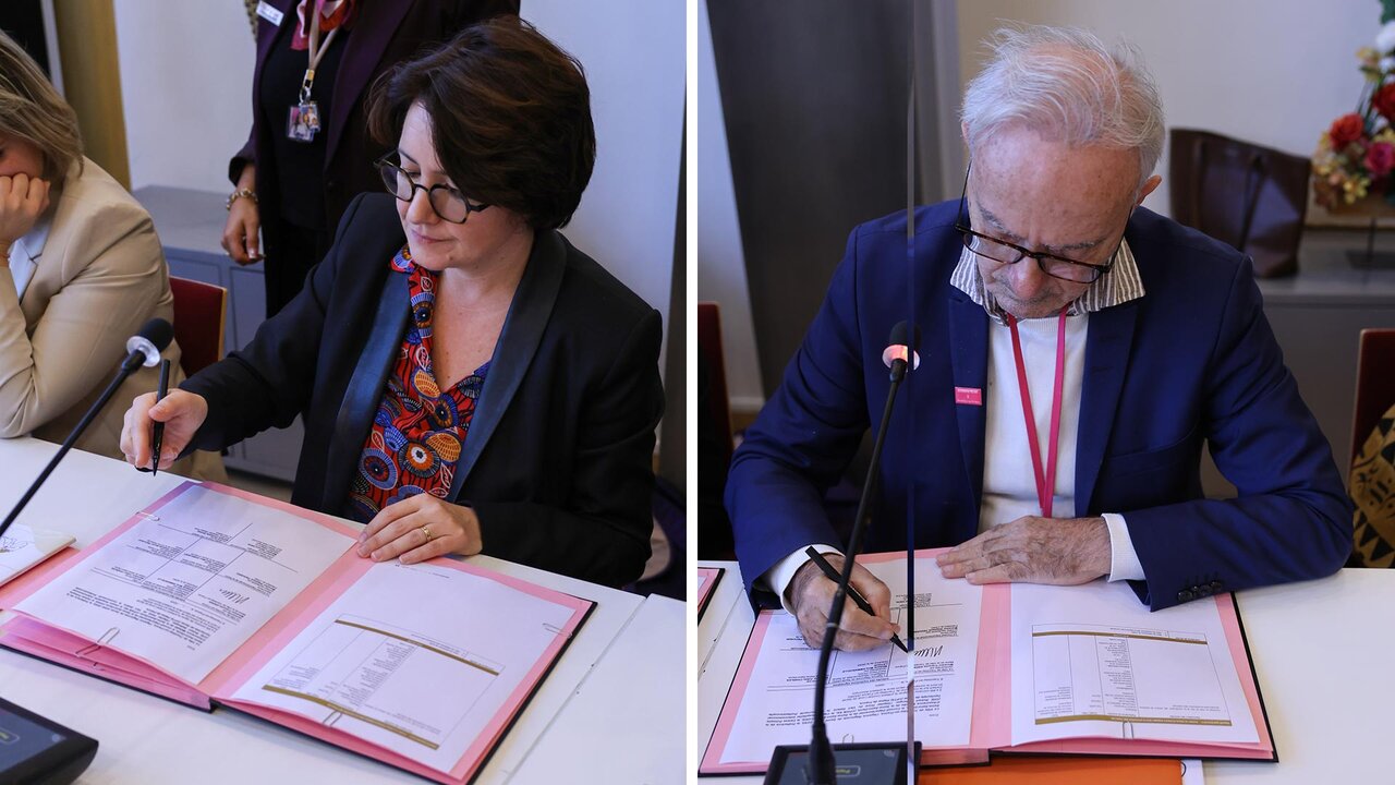 À gauche, Emmanuelle Latour directrice de la délégation départementale de l'ARS d'Île-de-France et à droite, François Asensi, maire de Tremblay-en-France signant le CLS.