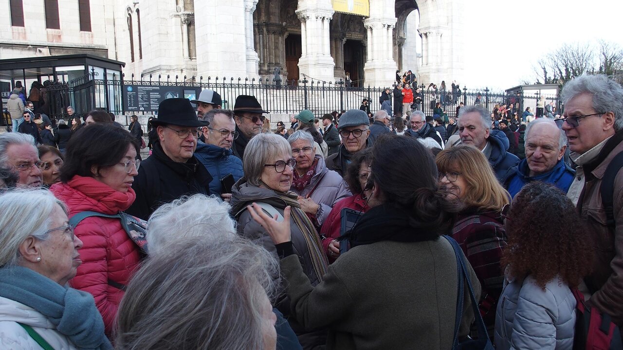 Il y a toujours beaucoup de monde devant le Sacré-Cœur.