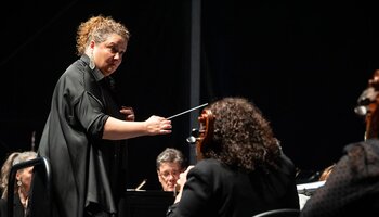Zahia Ziouani dirige l'orchestre Divertimento pendant le feu d'artifice au Vieux-Pays le 13 juillet