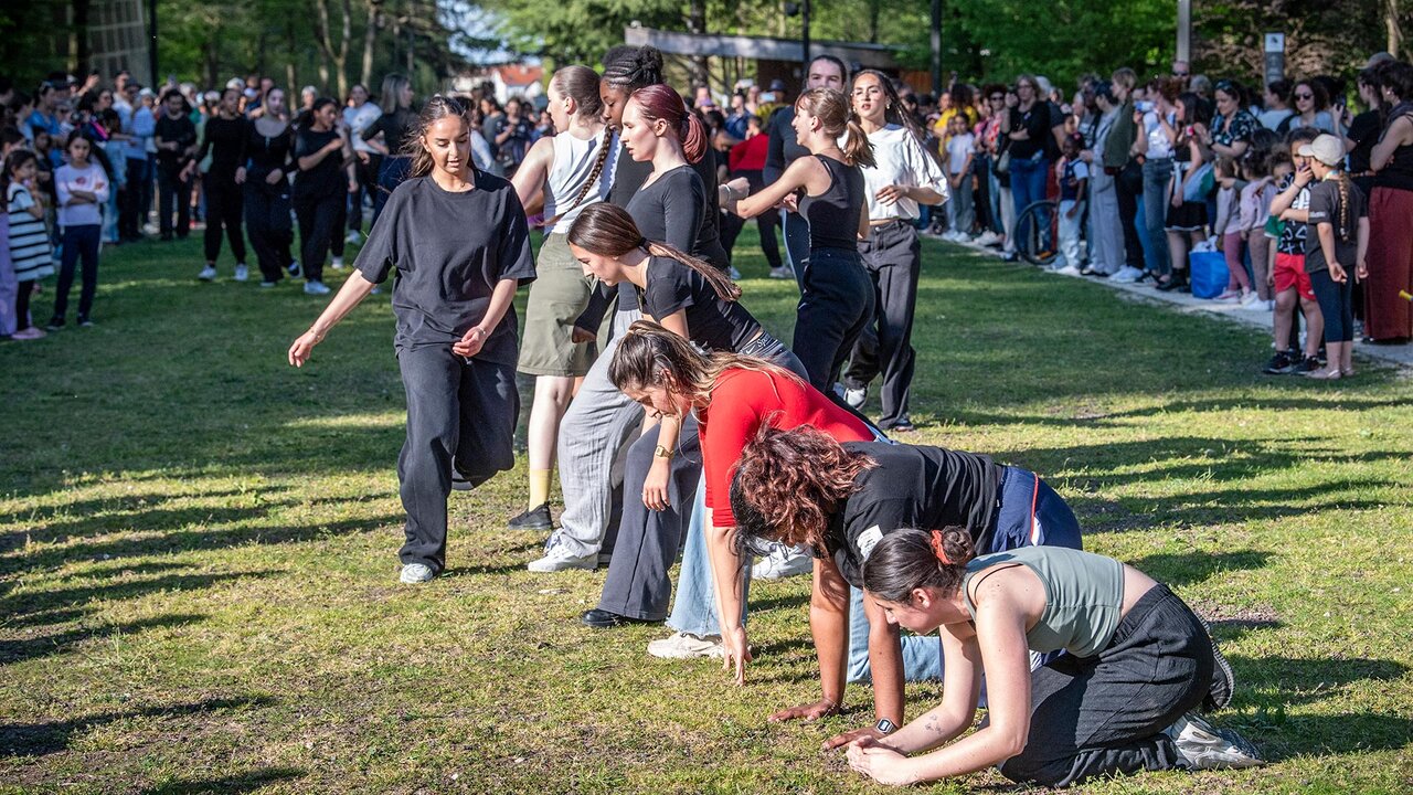 Flashmob réunissant quatre groupes d’étudiants des conservatoires et associations du territoire.