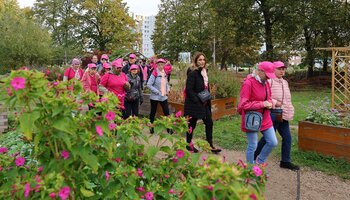 Marche rose à travers la ville de Tremblay-en-France.