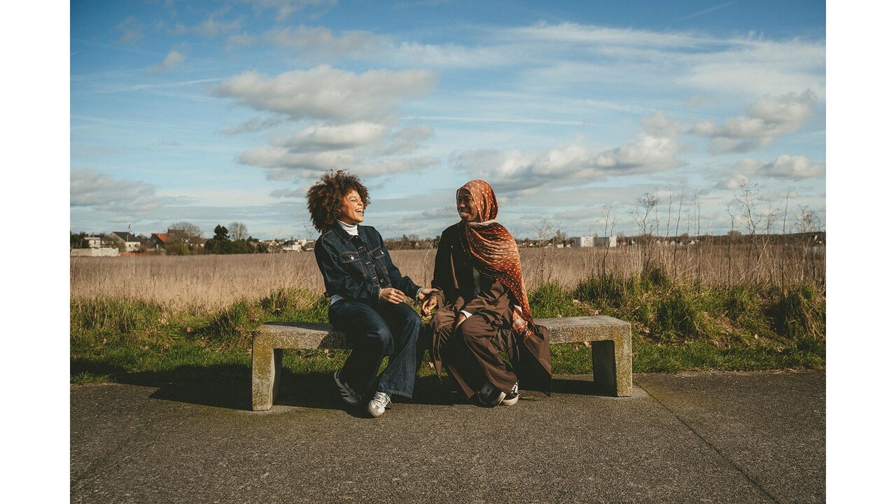 Femmes sur un banc