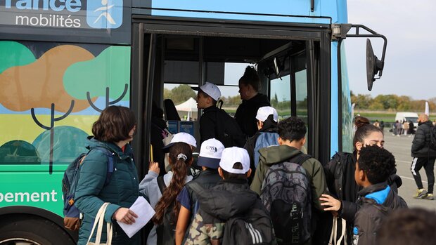 Elèves montant dans un bus