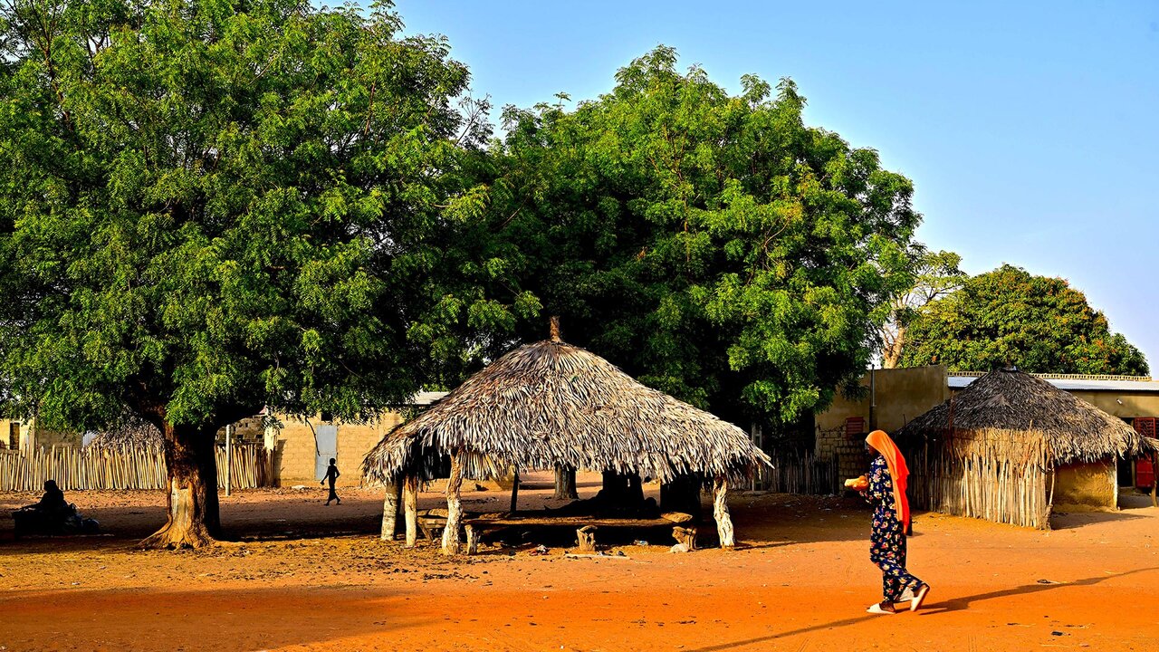 L'unique place du village de Tombou, avec sa case pour les griots