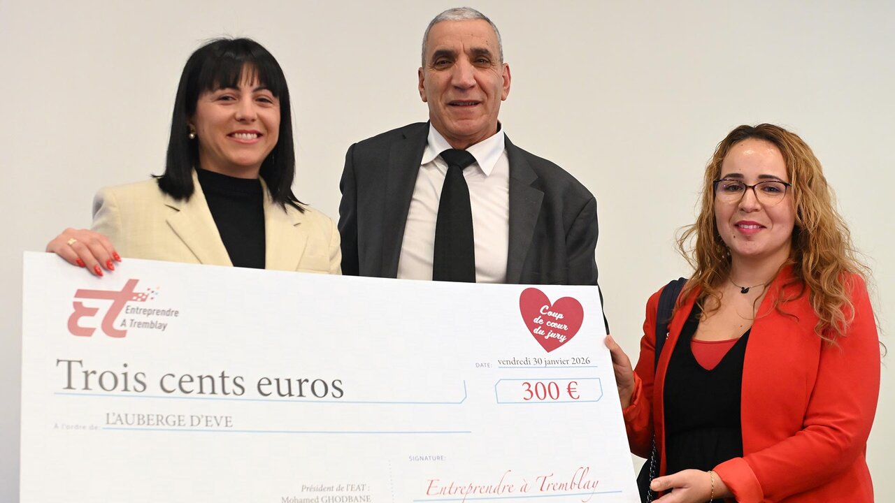 Chafiaa Hamadi à gauche sur la photo