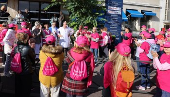 Marche rose à travers la ville de Tremblay-en-France.