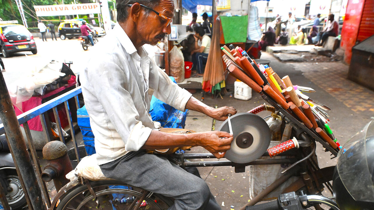 Un remouleur sur sa machine à rémouler.