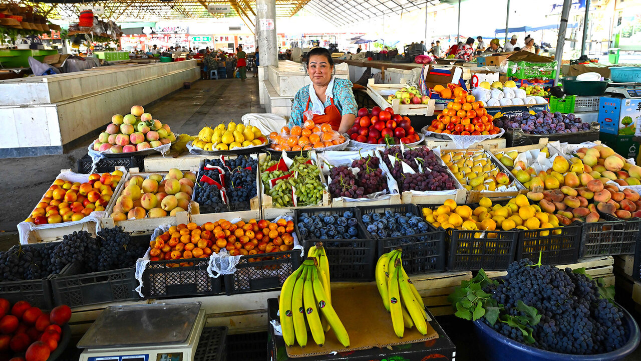 Une marchande de fruits dans le bazar 