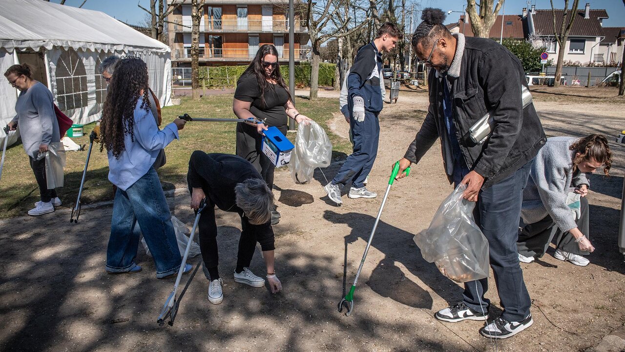 Le ramassage des mégots et des déchets s'est déroulé dans une ambiance conviviale et fédératrice.