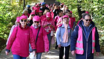 Marche rose à travers la ville de Tremblay-en-France.