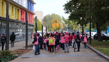 Marche rose à travers la ville de Tremblay-en-France.