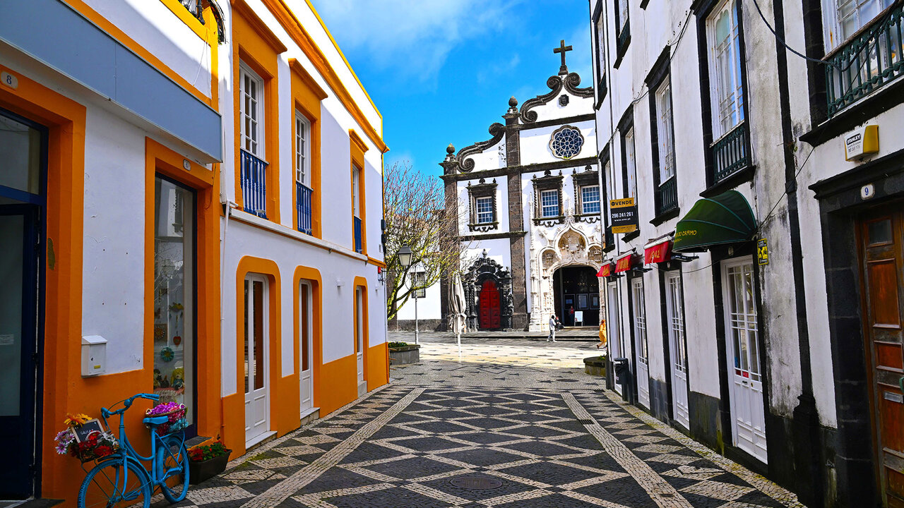 Une rue typique du centre historique Ponta Delgada.