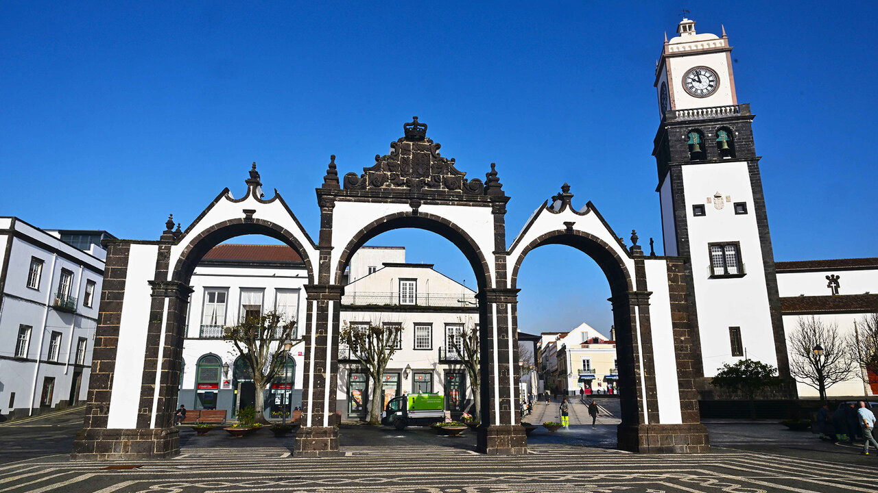 Le monument aux trois arches est le plus connu de Ponta Delgada. 