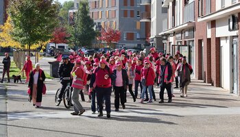 Marche rose à travers la ville de Tremblay-en-France.