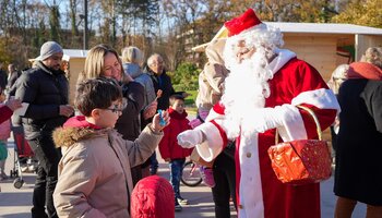 Le père Noël distribue des confiseries