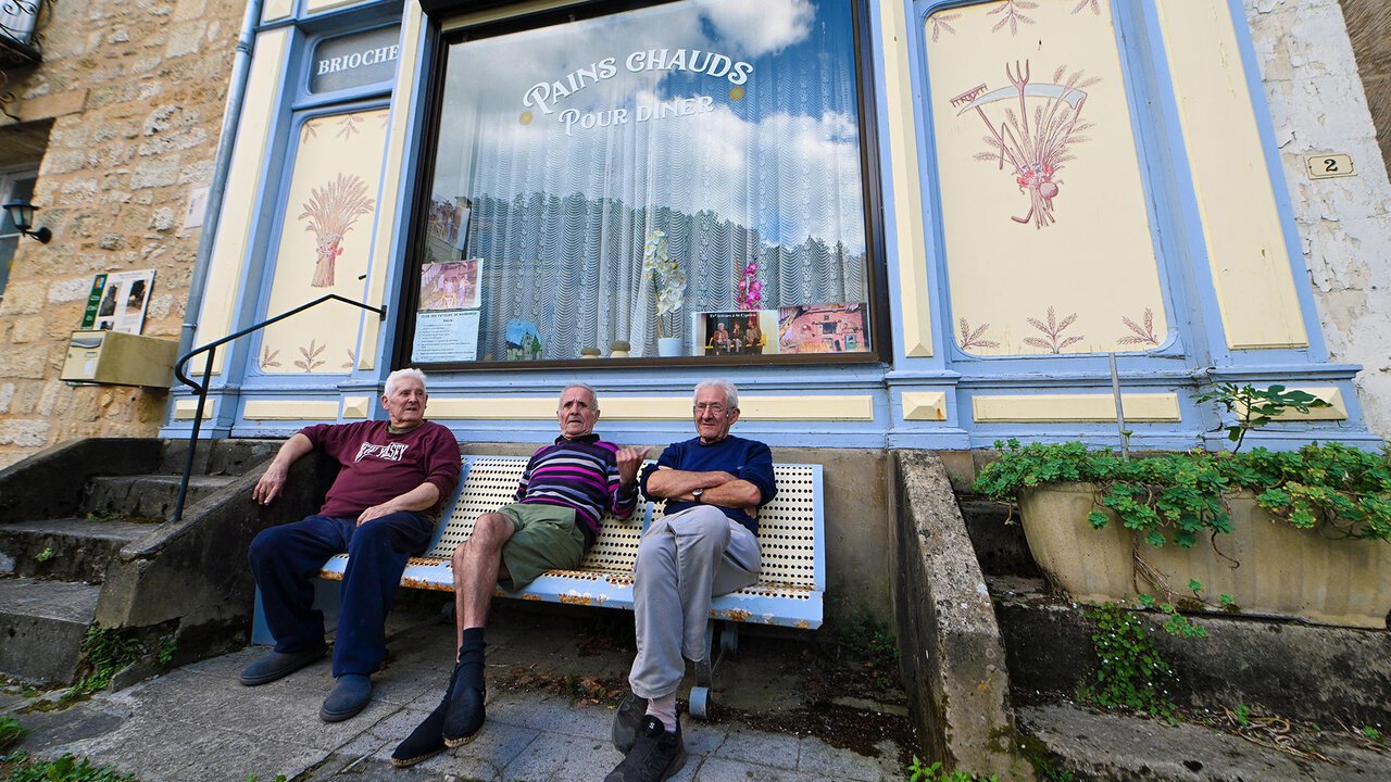 Devant l'ancienne boulangerie de Saint-Cyprien.