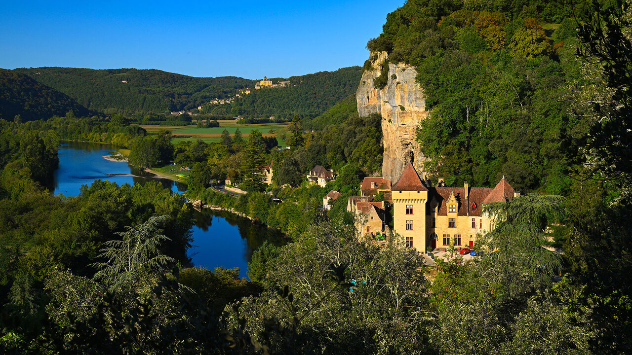 À La Roque-Gageac, la Dordogne au pied des falaises
