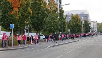 Marche rose à travers la ville de Tremblay-en-France.
