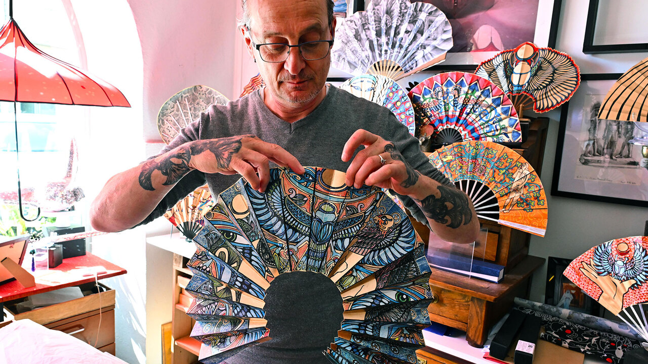 Frédérick Gay dans son atelier à Romans-sur-Isère