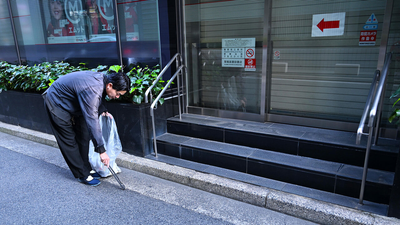 L'artiste Takuya Miyamoto nettoie sa rue.