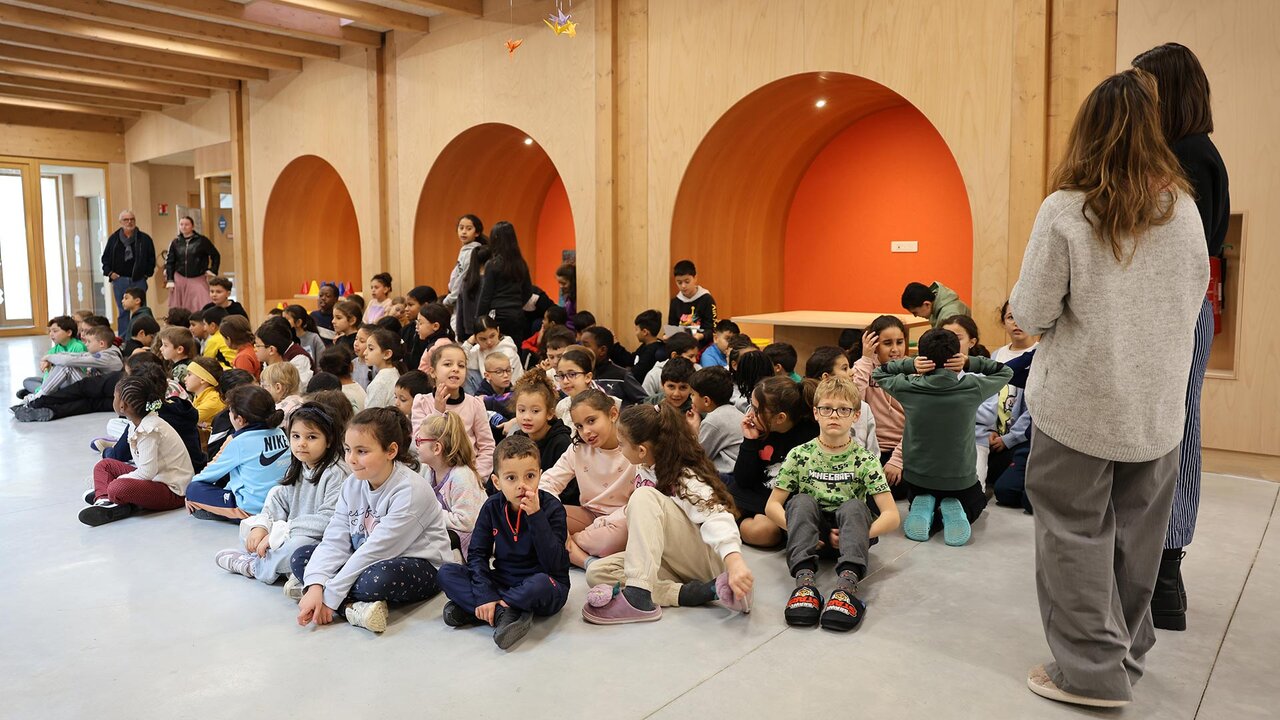 Les enfants de l'école élémentaire attendant dans le hall principal devant les alcôves