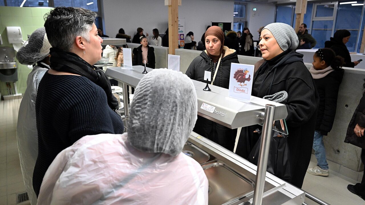 Parents et personnels de la restauration ont échangé sur le nouvel équipement.
