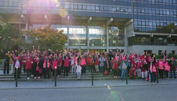 Marche rose à travers la ville de Tremblay-en-France.