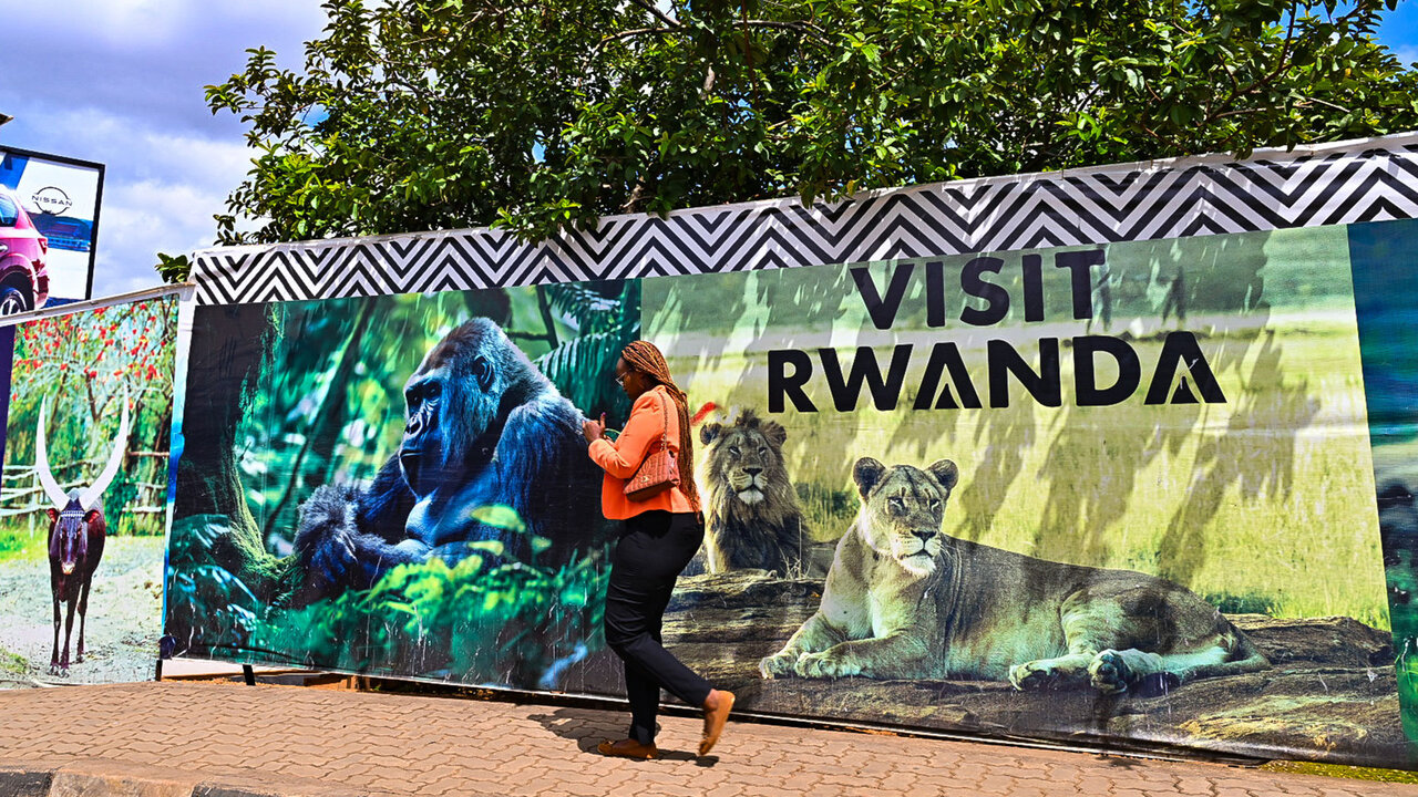 De larges affiches touristiques.