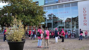 Marche rose à travers la ville de Tremblay-en-France.
