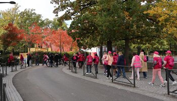 Marche rose à travers la ville de Tremblay-en-France.