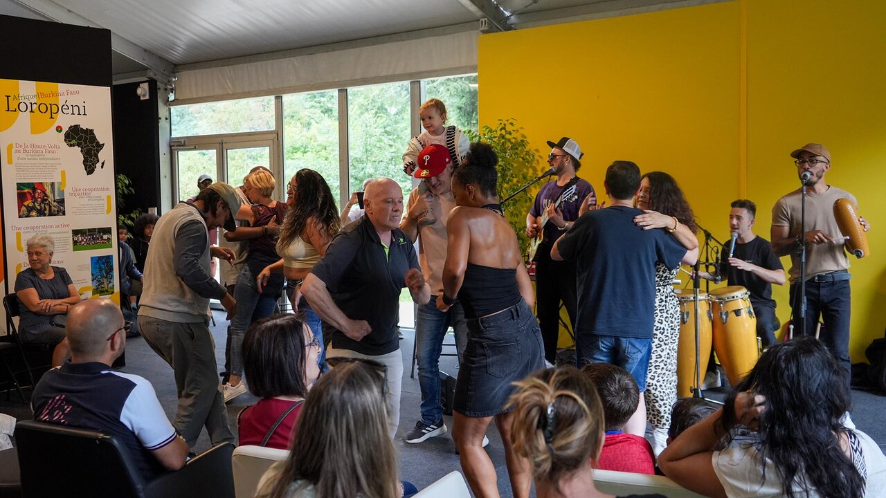 Concert et salsa cubaine à la Maison du Monde en 2025.