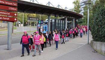 Marche rose à travers la ville de Tremblay-en-France.
