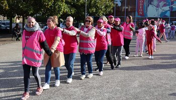 Marche rose à travers la ville de Tremblay-en-France.